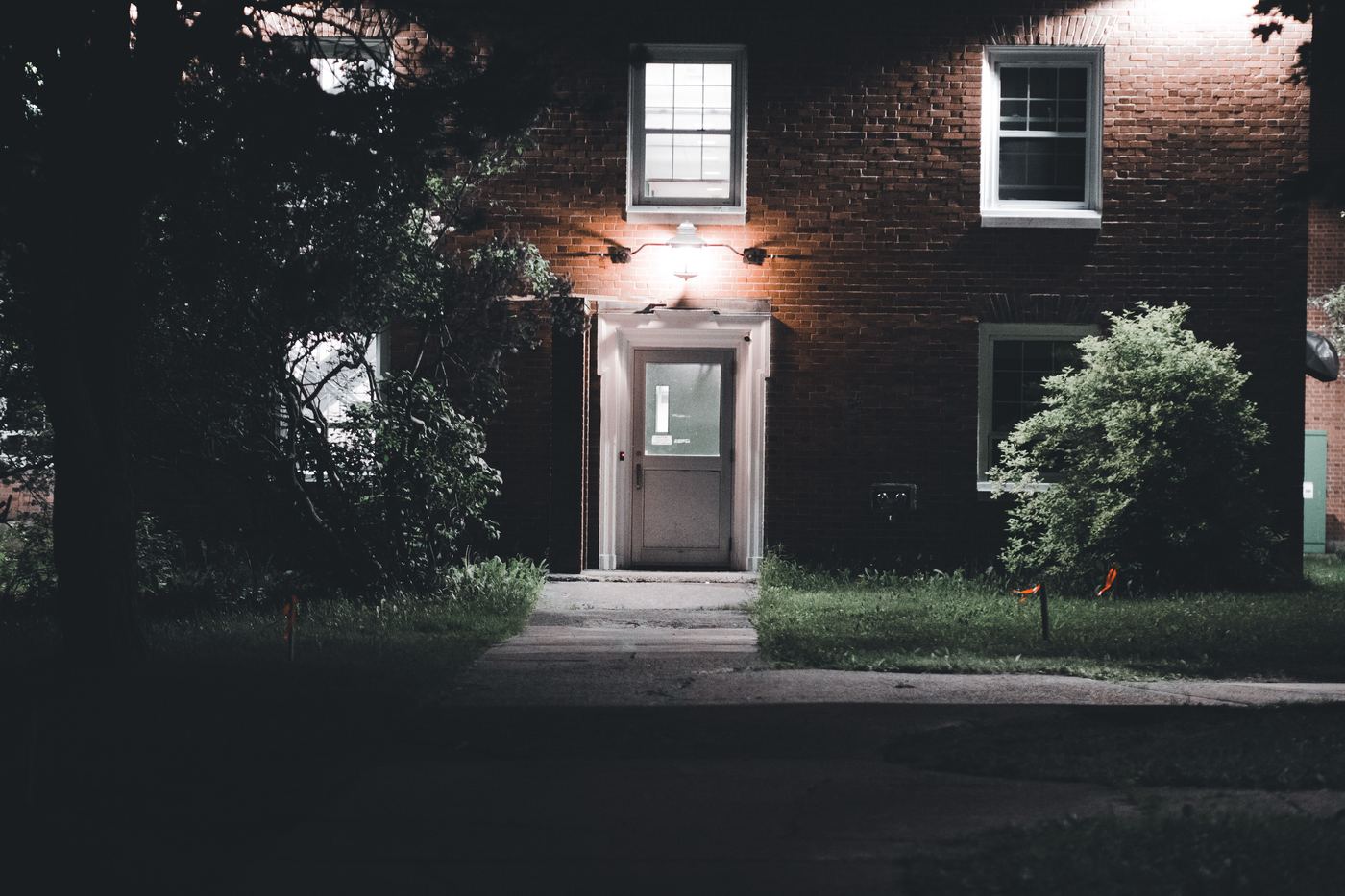 Vivienda protegida con alarma residencial durante la noche